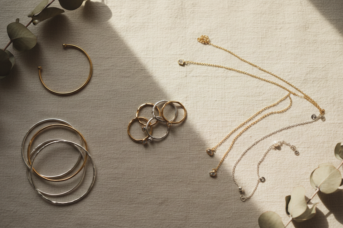 Bijuterii minimaliste – de ce sunt atât de iubite?