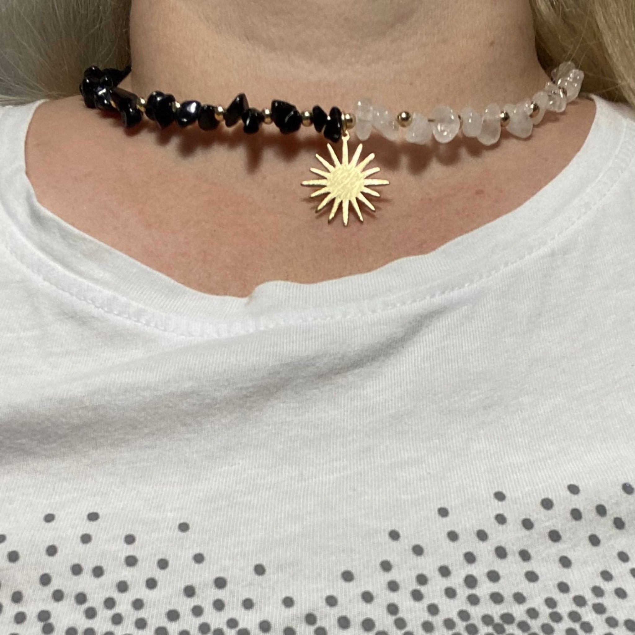 Colier Piatra Lunii & Onix natural cu charm Soare – placat cu aur